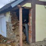 Opilá řidička narazila s autem na Prachaticku do domu. Část zdi musela jít k zemi