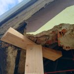 Opilá řidička narazila s autem na Prachaticku do domu. Část zdi musela jít k zemi