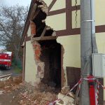 Opilá řidička narazila s autem na Prachaticku do domu. Část zdi musela jít k zemi