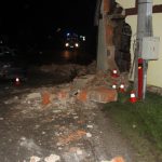Opilá řidička narazila s autem na Prachaticku do domu. Část zdi musela jít k zemi