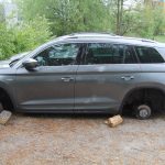 Muž zaparkoval své auto u domu v Budějovicích. Ráno nalezl škodovku na špalcích
