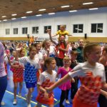 Zaplněná sportovní hala v Milevsku sledovala ukázky sletových skladeb. Sokolská akademie i letos nadchla publikum