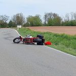 Řidička nezvládla motocykl a těžce se zranila nárazem do auta před sebou