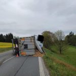 Řidiči, pozor! U Podolí se převrátil kamion, silnice je částečně uzavřena