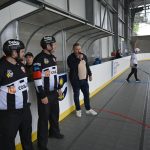 VIDEO: Kapitán plánských hokejbalistů Luboš Vlnatý dostal k padesátinám dres. Výsledek třetího čtvrtfinále mu ale radost neudělal