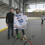 VIDEO: Kapitán plánských hokejbalistů Luboš Vlnatý dostal k padesátinám dres. Výsledek třetího čtvrtfinále mu ale radost neudělal