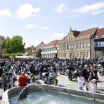 VIDEO: Milevské náměstí zaplnily stovky nablýskaných motorek. Kněží jim tam před sezonou požehnali