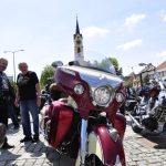 VIDEO: Milevské náměstí zaplnily stovky nablýskaných motorek. Kněží jim tam před sezonou požehnali