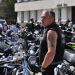 VIDEO: Milevské náměstí zaplnily stovky nablýskaných motorek. Kněží jim tam před sezonou požehnali