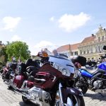 VIDEO: Milevské náměstí zaplnily stovky nablýskaných motorek. Kněží jim tam před sezonou požehnali