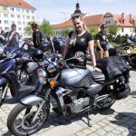 VIDEO: Milevské náměstí zaplnily stovky nablýskaných motorek. Kněží jim tam před sezonou požehnali