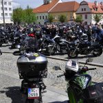 VIDEO: Milevské náměstí zaplnily stovky nablýskaných motorek. Kněží jim tam před sezonou požehnali