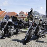 VIDEO: Milevské náměstí zaplnily stovky nablýskaných motorek. Kněží jim tam před sezonou požehnali