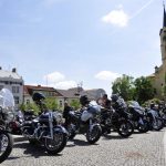 VIDEO: Milevské náměstí zaplnily stovky nablýskaných motorek. Kněží jim tam před sezonou požehnali