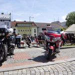 VIDEO: Milevské náměstí zaplnily stovky nablýskaných motorek. Kněží jim tam před sezonou požehnali