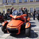 VIDEO: Milevské náměstí zaplnily stovky nablýskaných motorek. Kněží jim tam před sezonou požehnali
