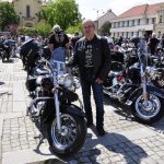 VIDEO: Milevské náměstí zaplnily stovky nablýskaných motorek. Kněží jim tam před sezonou požehnali