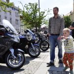 VIDEO: Milevské náměstí zaplnily stovky nablýskaných motorek. Kněží jim tam před sezonou požehnali