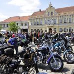 VIDEO: Milevské náměstí zaplnily stovky nablýskaných motorek. Kněží jim tam před sezonou požehnali