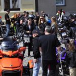 VIDEO: Milevské náměstí zaplnily stovky nablýskaných motorek. Kněží jim tam před sezonou požehnali
