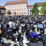 VIDEO: Milevské náměstí zaplnily stovky nablýskaných motorek. Kněží jim tam před sezonou požehnali