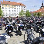 VIDEO: Milevské náměstí zaplnily stovky nablýskaných motorek. Kněží jim tam před sezonou požehnali