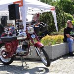 VIDEO: Milevské náměstí zaplnily stovky nablýskaných motorek. Kněží jim tam před sezonou požehnali