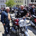 VIDEO: Milevské náměstí zaplnily stovky nablýskaných motorek. Kněží jim tam před sezonou požehnali