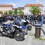 VIDEO: Milevské náměstí zaplnily stovky nablýskaných motorek. Kněží jim tam před sezonou požehnali