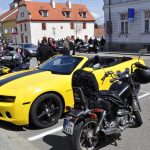 VIDEO: Milevské náměstí zaplnily stovky nablýskaných motorek. Kněží jim tam před sezonou požehnali