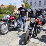 VIDEO: Milevské náměstí zaplnily stovky nablýskaných motorek. Kněží jim tam před sezonou požehnali