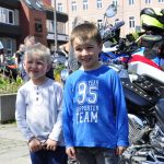 VIDEO: Milevské náměstí zaplnily stovky nablýskaných motorek. Kněží jim tam před sezonou požehnali