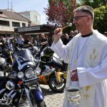VIDEO: Milevské náměstí zaplnily stovky nablýskaných motorek. Kněží jim tam před sezonou požehnali