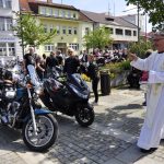 VIDEO: Milevské náměstí zaplnily stovky nablýskaných motorek. Kněží jim tam před sezonou požehnali