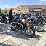 VIDEO: Milevské náměstí zaplnily stovky nablýskaných motorek. Kněží jim tam před sezonou požehnali
