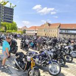 VIDEO: Milevské náměstí zaplnily stovky nablýskaných motorek. Kněží jim tam před sezonou požehnali
