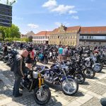 VIDEO: Milevské náměstí zaplnily stovky nablýskaných motorek. Kněží jim tam před sezonou požehnali