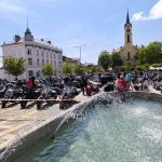 VIDEO: Milevské náměstí zaplnily stovky nablýskaných motorek. Kněží jim tam před sezonou požehnali