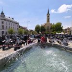 VIDEO: Milevské náměstí zaplnily stovky nablýskaných motorek. Kněží jim tam před sezonou požehnali