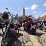VIDEO: Milevské náměstí zaplnily stovky nablýskaných motorek. Kněží jim tam před sezonou požehnali