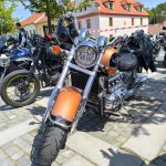VIDEO: Milevské náměstí zaplnily stovky nablýskaných motorek. Kněží jim tam před sezonou požehnali