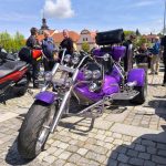 VIDEO: Milevské náměstí zaplnily stovky nablýskaných motorek. Kněží jim tam před sezonou požehnali
