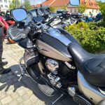 VIDEO: Milevské náměstí zaplnily stovky nablýskaných motorek. Kněží jim tam před sezonou požehnali