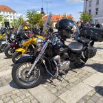 VIDEO: Milevské náměstí zaplnily stovky nablýskaných motorek. Kněží jim tam před sezonou požehnali