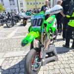 VIDEO: Milevské náměstí zaplnily stovky nablýskaných motorek. Kněží jim tam před sezonou požehnali