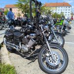 VIDEO: Milevské náměstí zaplnily stovky nablýskaných motorek. Kněží jim tam před sezonou požehnali