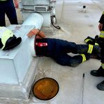 Hasiči v Týně zachraňovali kočku, která spadla ze třetího patra do ventilační šachty