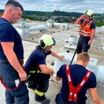 Hasiči v Týně zachraňovali kočku, která spadla ze třetího patra do ventilační šachty