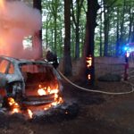 Zfetovaný řidič zapadl s Porsche v lese na Jindřichohradecku. Auto pohltily plameny