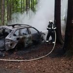 Zfetovaný řidič zapadl s Porsche v lese na Jindřichohradecku. Auto pohltily plameny